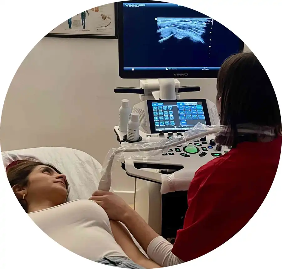 Fisioterapeuta utilizando ecografía durante una sesión de fisioterapia